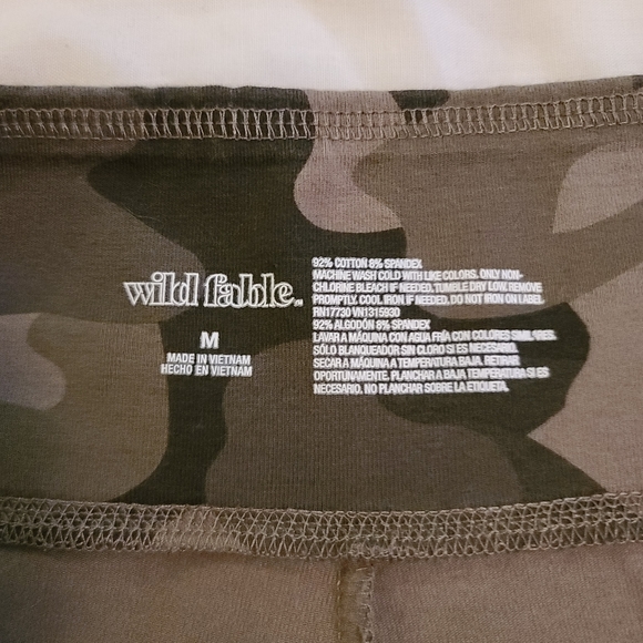 Cammo Leggings.  Thick, like new size medium. - Picture 3 of 3